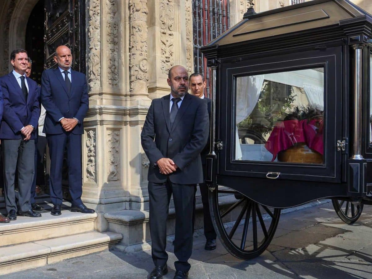 El coche de caballos que transportó el féretro de la artista