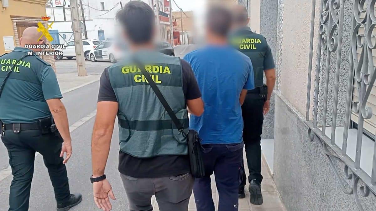 El detenido, escoltado por agentes de la Benemérita