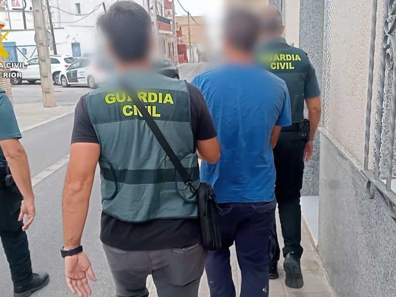 El detenido, escoltado por agentes de la Benemérita