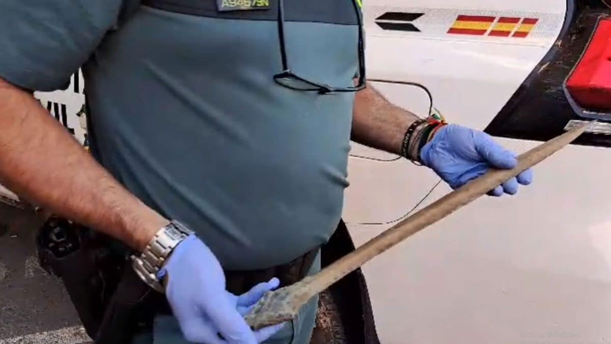 Un agente muestra la espada frente a cámara