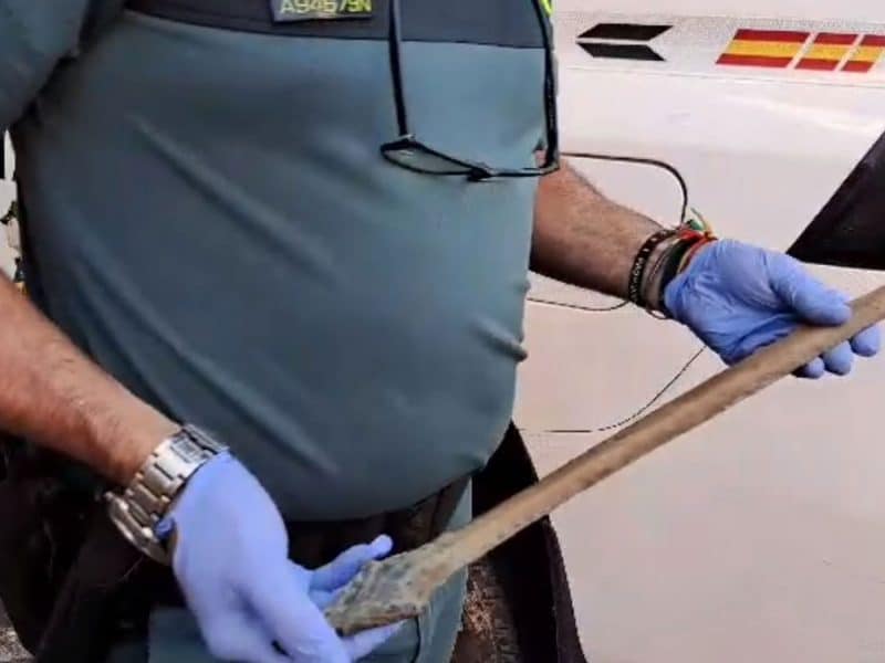 Un agente muestra la espada frente a cámara