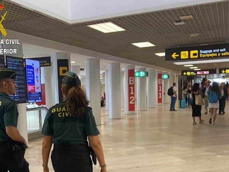 Agentes de Guardia Civil en el Aeropuerto hispalense