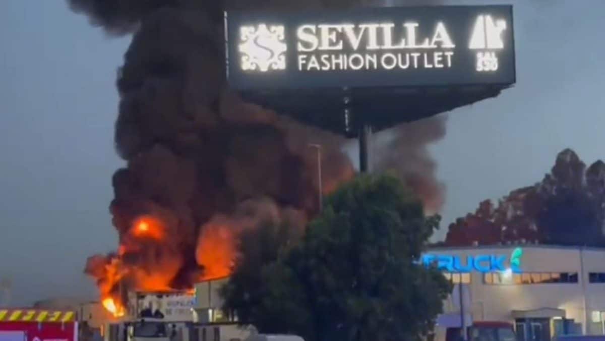 Una gran columna de humo producida por este incendio