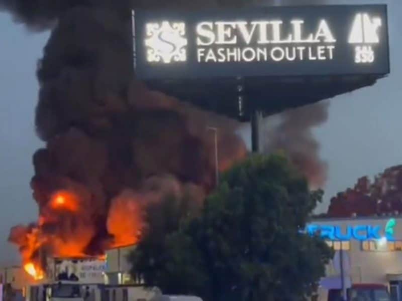 Una gran columna de humo producida por este incendio