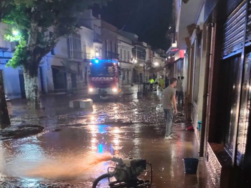 Las calles de Constantina, arrasadas por la lluvia / Twitter @marianorepiso
