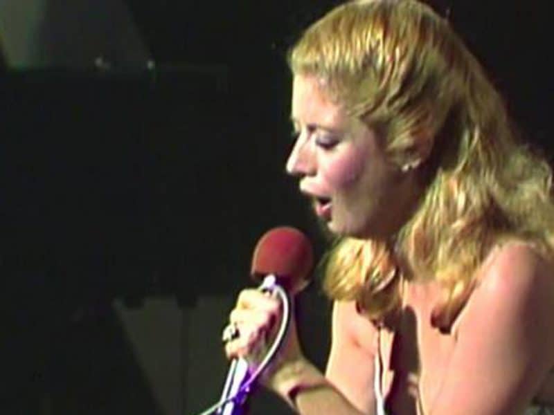 Una joven María Jiménez en concierto en el Corral de la Pacheca de Madrid