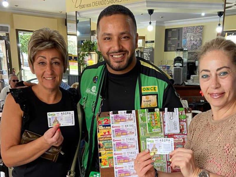 El Mehdi Beqqada, vendedor del cupón premiado, posa feliz junto a las ganadoras
