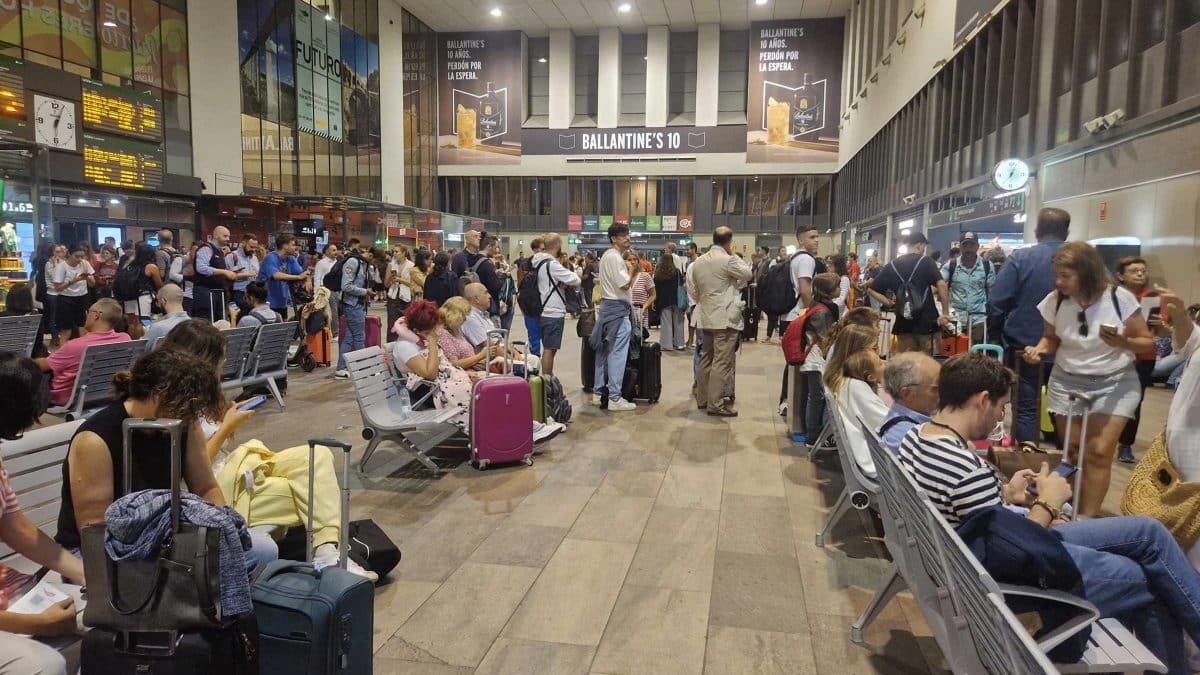 Colas inmensas en Santa Justa esta mañana / Twitter @Carlosrch