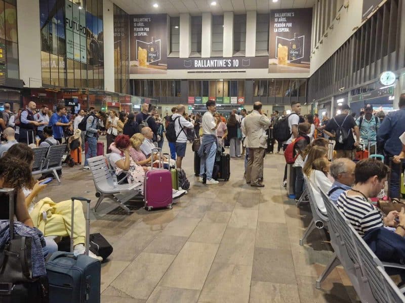 Colas inmensas en Santa Justa esta mañana / Twitter @Carlosrch