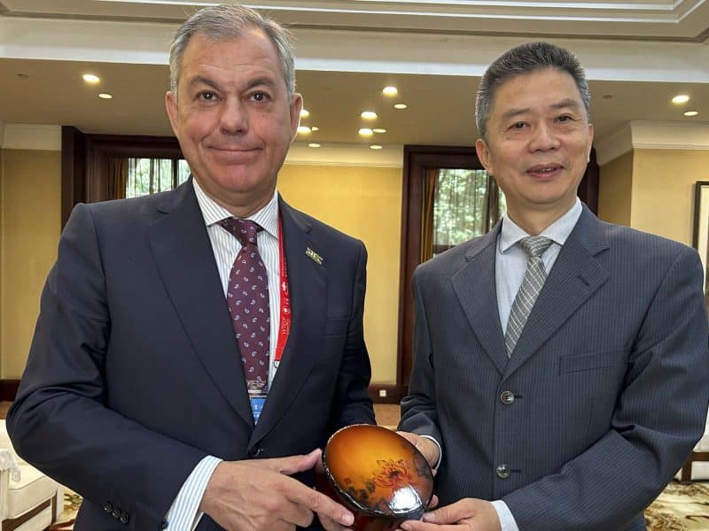Alcalde de Sevilla, José Luis Sanz, con el Director General de Relaciones Internacionales del Gobierno de Chongqing