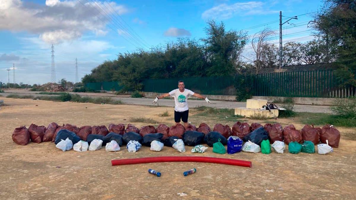 Basura recogida en las inmediaciones del Estadio Olímpico /Sevilla Actualidad