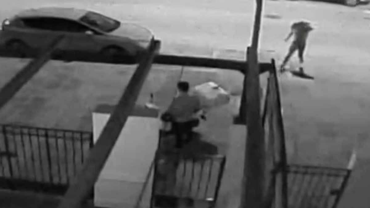 Metraje de cámara de seguridad en el que se ve al detenido (a la derecha) antes de un robo