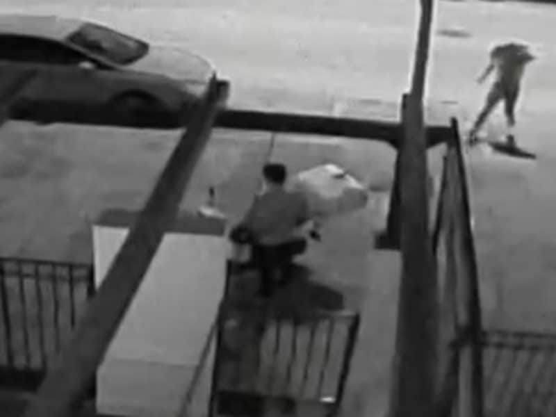 Metraje de cámara de seguridad en el que se ve al detenido (a la derecha) antes de un robo