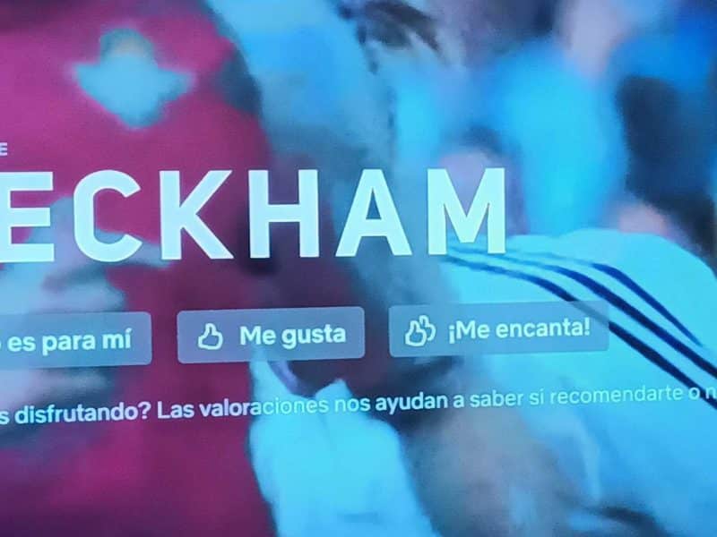 Imagen del fotograma en el que se ve la camiseta del Betis en rojo / @RubenMoray