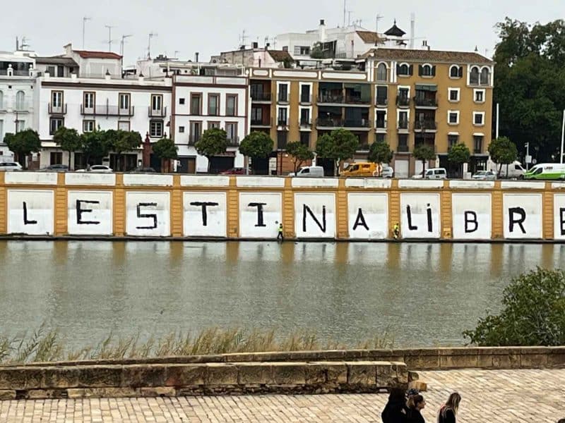 Foto de la pintada a favor de Palestina en calle Betis / @diegogarciacab