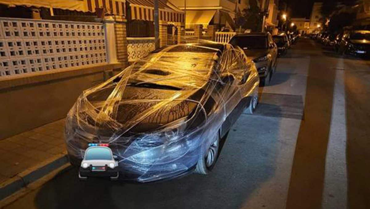 Este coche envuelto en papel film