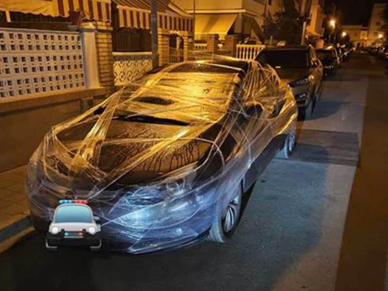 Este coche envuelto en papel film