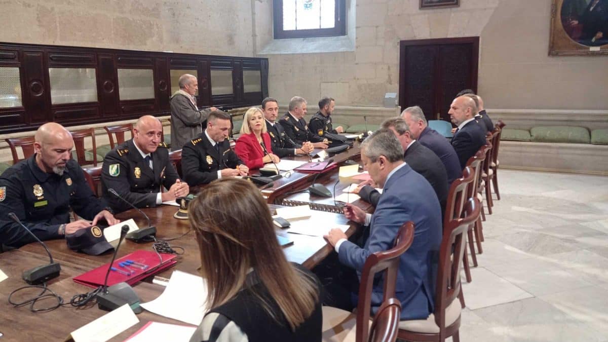 Agentes de la Policía Nacional reunidos en el Ayuntamiento de Sevilla