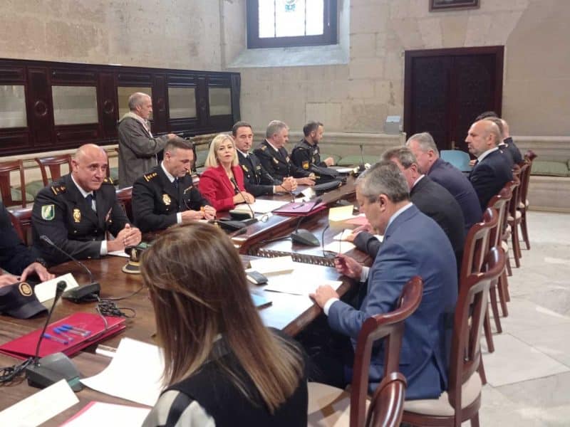 Agentes de la Policía Nacional reunidos en el Ayuntamiento de Sevilla