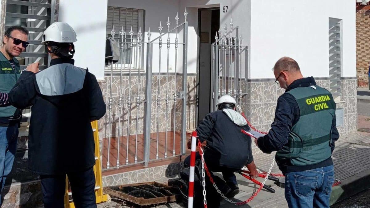 Agentes de la Guardia Civil inspeccionando una red eléctrica