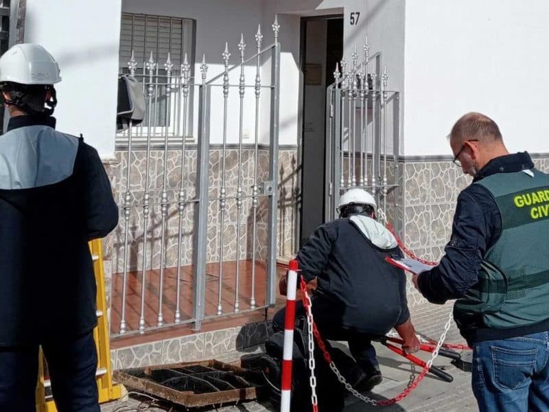 Agentes de la Guardia Civil inspeccionando una red eléctrica