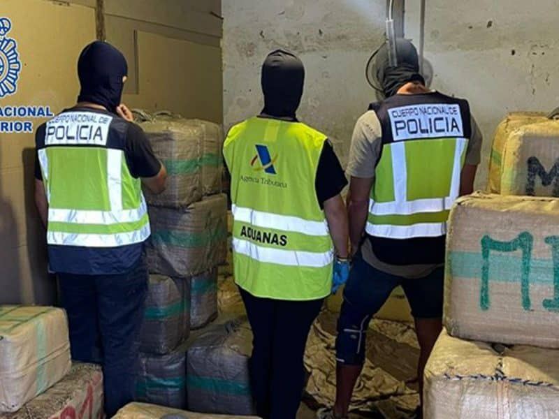 Agentes de CNP con el hachís incautado