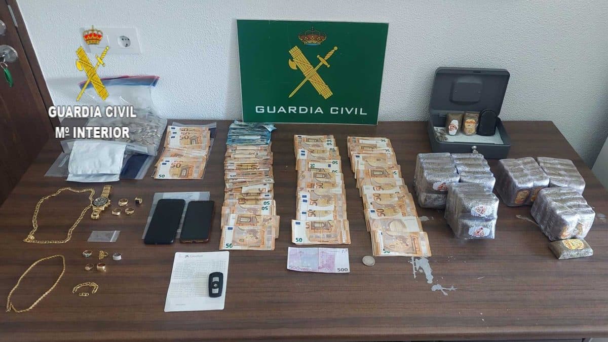 Hachís y dinero en efectivo incautados en Los Palacios / Europa Press