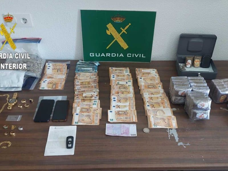 Hachís y dinero en efectivo incautados en Los Palacios / Europa Press