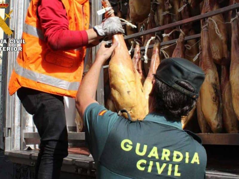 Imagen recurso de un agente de la Benemérita confiscando jamones