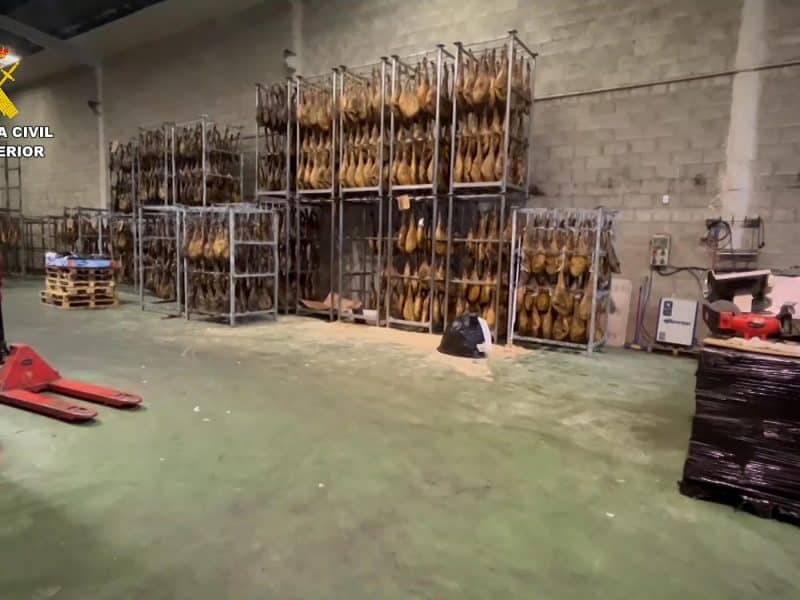 Estos jamones, almacenados en una nave industrial