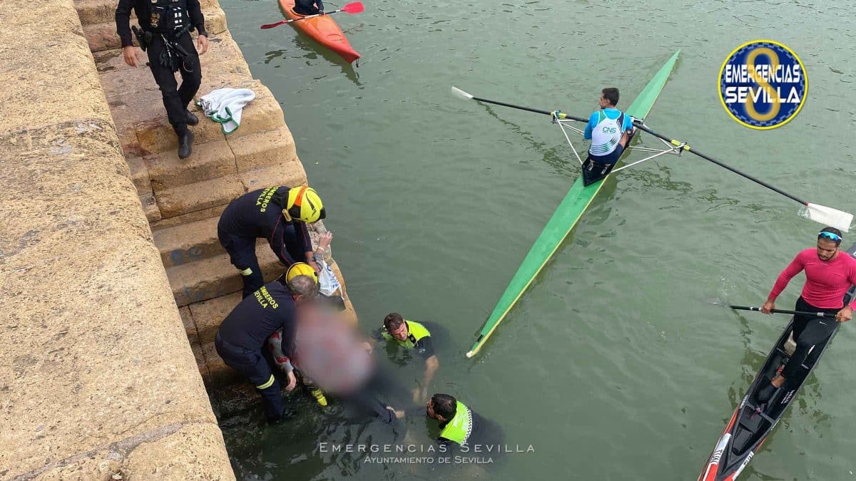 Los servicios de emergencia rescatando a esta mujer