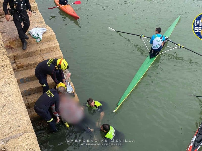 Los servicios de emergencia rescatando a esta mujer
