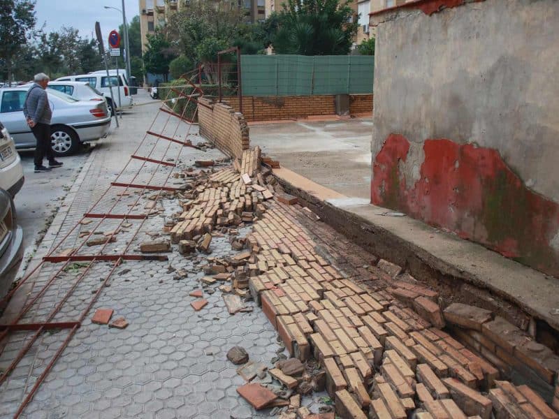 Muro caído en Sevilla Este por la borrasca Bernard / Europa Press
