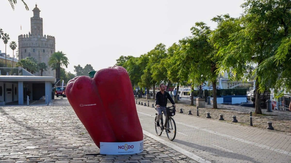 Pimiento gigante en la orilla del Guadalquivir