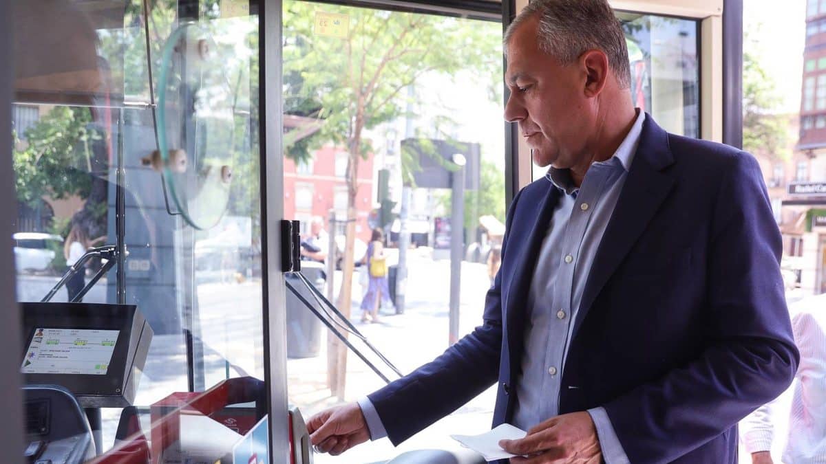 El alcalde de Sevilla entrando en un autobús de Tussam