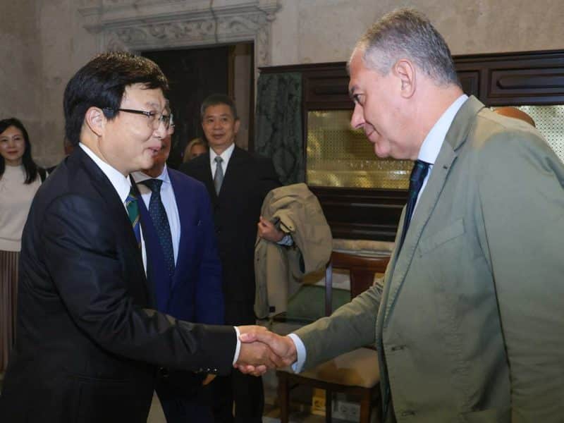 José Luis Sanz saluda a Hu Henghua, alcalde de Chongqing