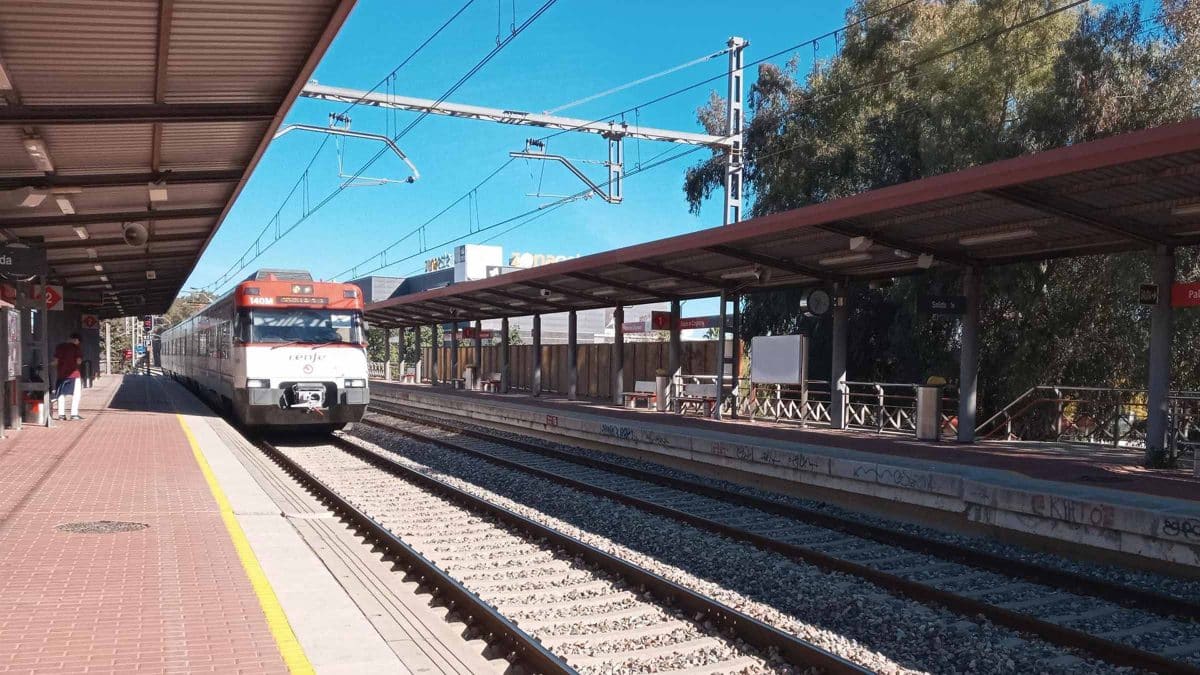 Cercanías pasando por las inmediaciones del Zona Este