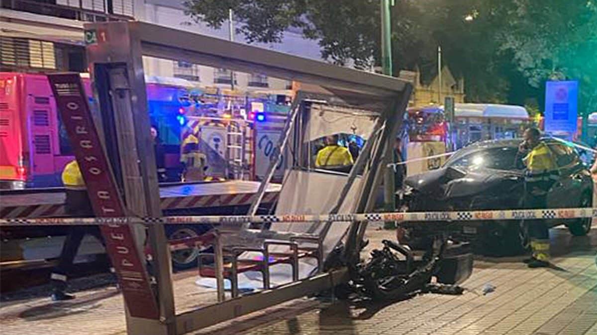 Vehículo impactado contra una marquesina en María Auxiliadora