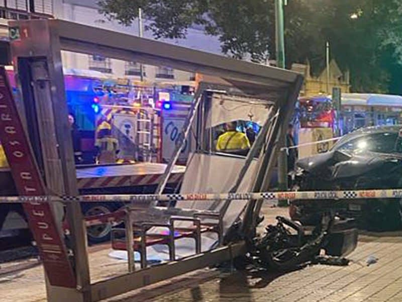 Vehículo impactado contra una marquesina en María Auxiliadora