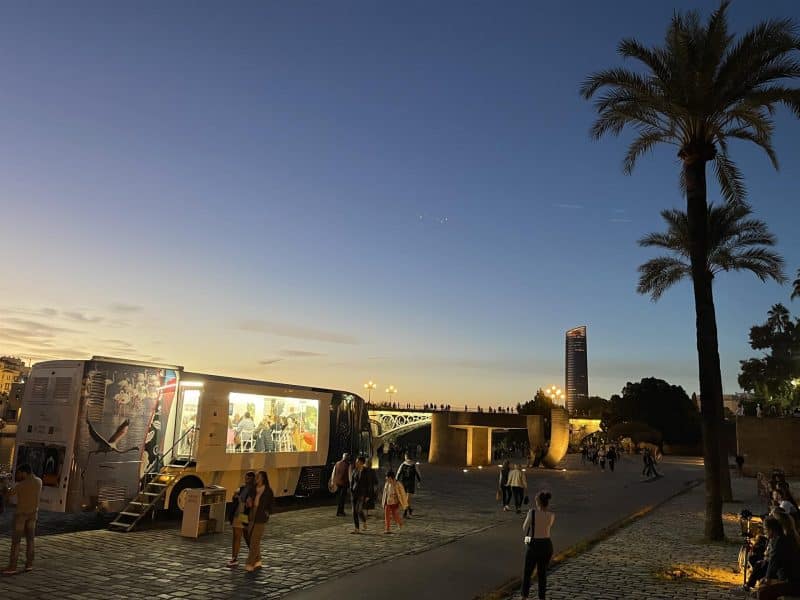 Imagen de este autobús tematizado a orillas del Guadalquivir