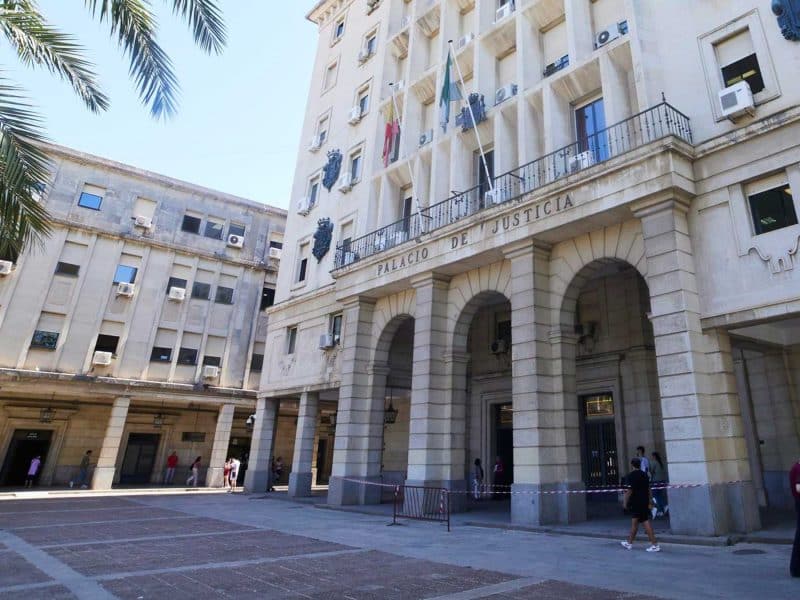 Detalle de la fachada principal de la Audiencia Provincial de Sevilla