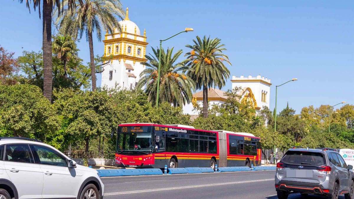 Autobús pasando junto al parque de María Luisa