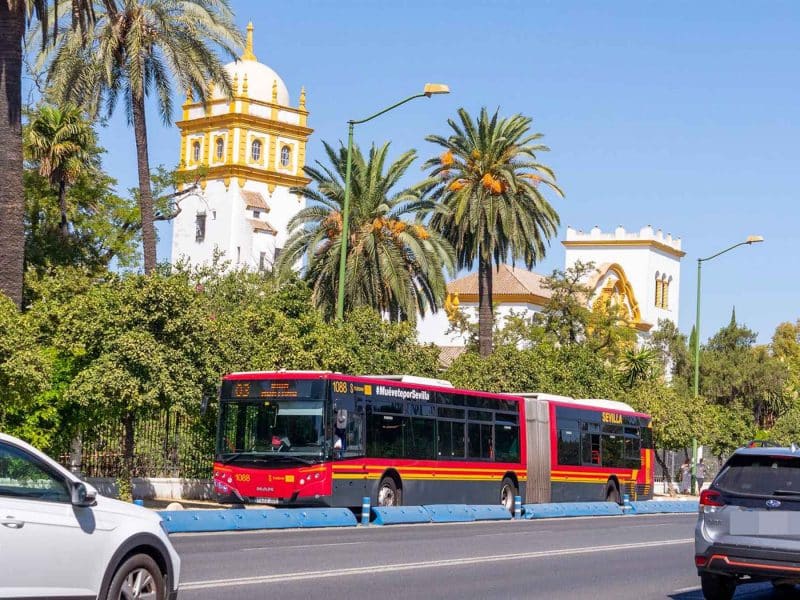 Autobús pasando junto al parque de María Luisa
