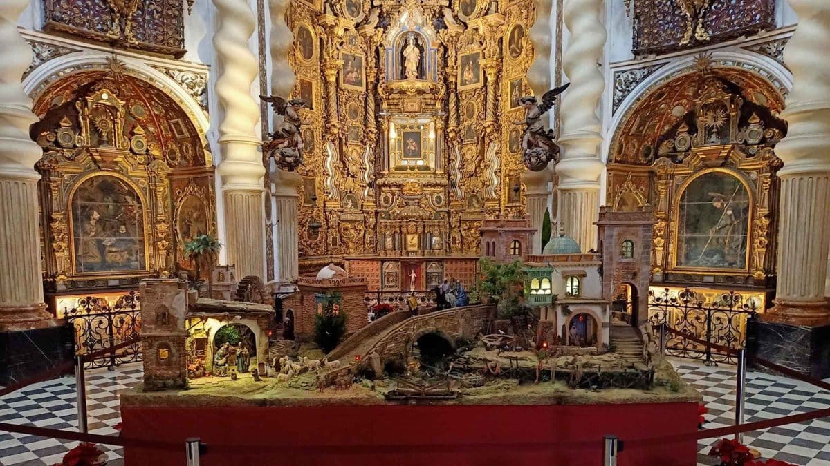 El belén colocado en el interior de la iglesia de San Luis de los Franceses