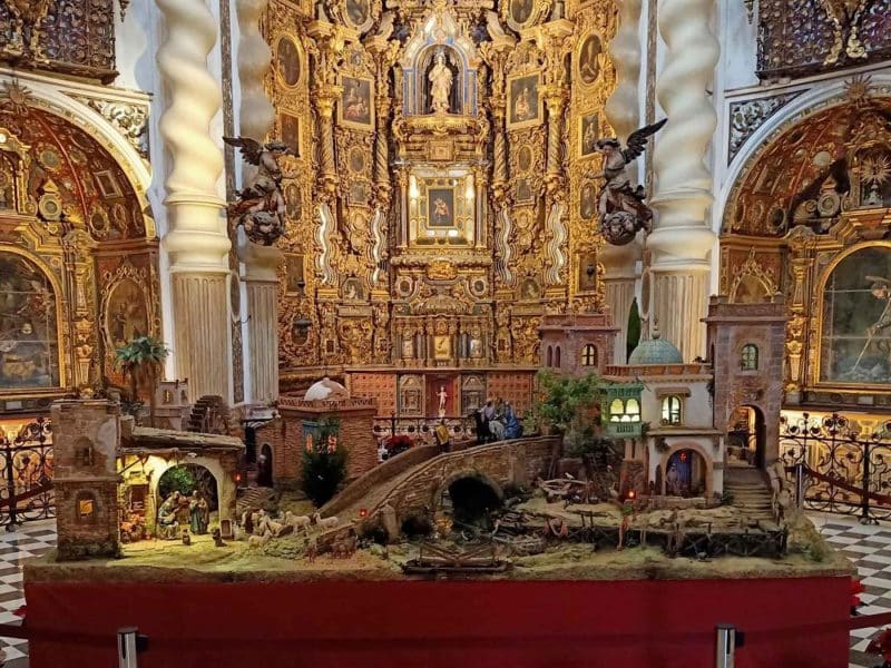 El belén colocado en el interior de la iglesia de San Luis de los Franceses
