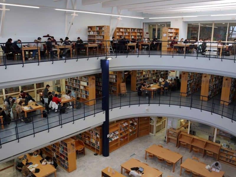 Biblioteca de una de las facultades de la US