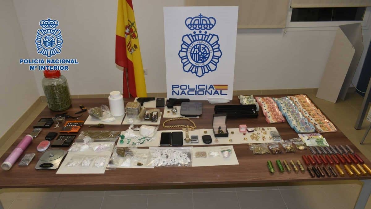 Objetos y dinero incautados a los detenidos en Écija