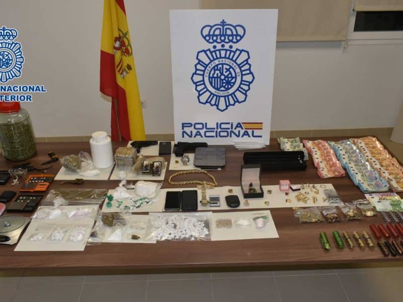 Objetos y dinero incautados a los detenidos en Écija