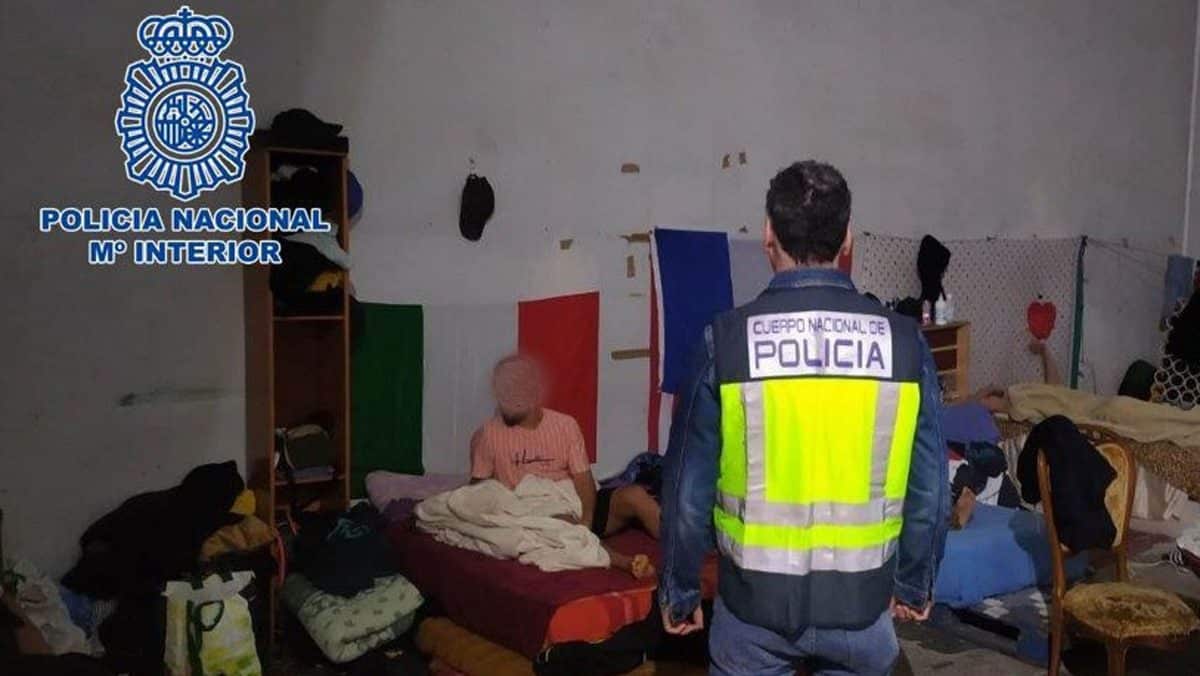 Agente de policía entrando en esta nave