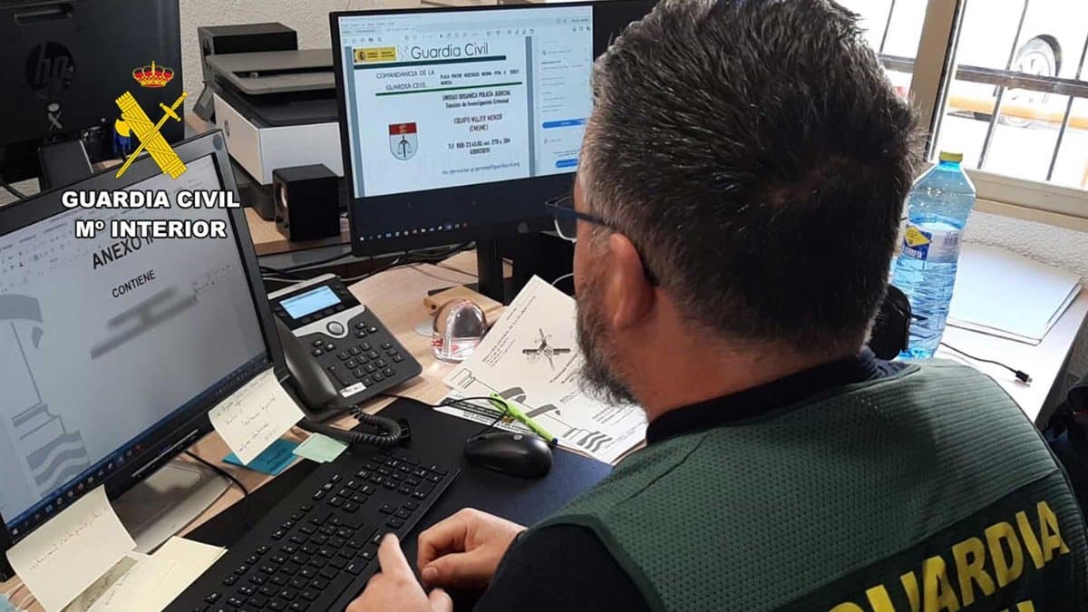 Agente de la Guardia Civil frente a su ordenador